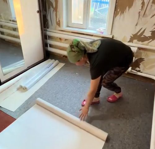 Переклеила обои в комнате