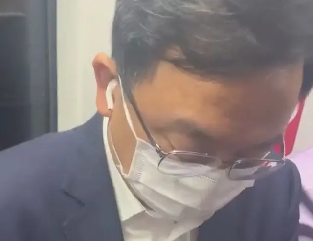 Руководитель китайского концерна BYD Ван Чуаньфу удивил пассажиров столичной подземки.