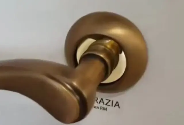 Дверные ручки обязательно должны быть на стяжках