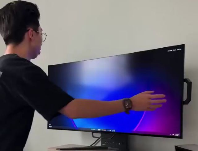 Corsair выпускает мониторы с гибким экраном, который можно сгибать вручную
