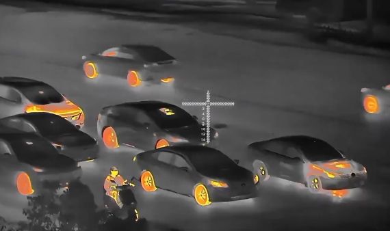 Электромобили и обычные автомобили на бензине в режиме тепловизионной съемки⁠⁠