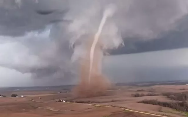 Дрон смог выбраться из эпицентра торнадо