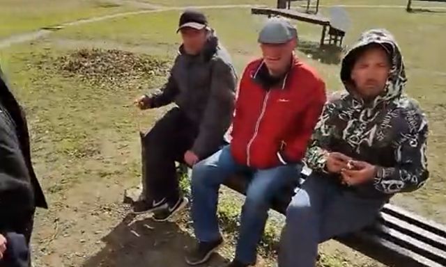 Он превратил их серый день в синий