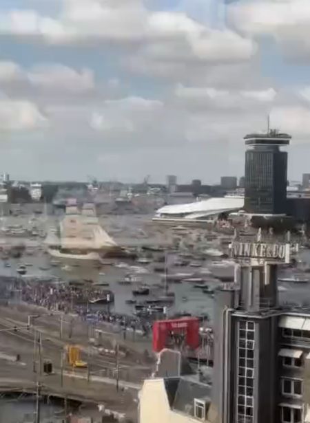 Траффик судов в порту Амстердама. Наглядно