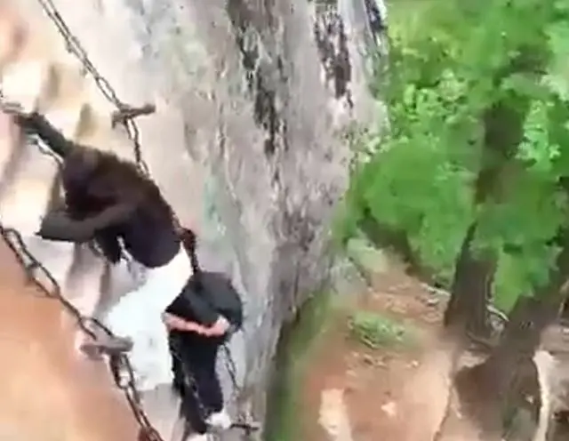 Невероятная лестница в горах Китая