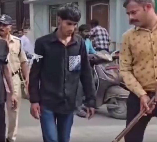 Парни приставали к девушкам у входа в колледж. Полиция наказала их⁠⁠