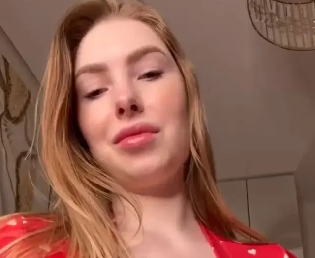 Девушка в красном⁠⁠