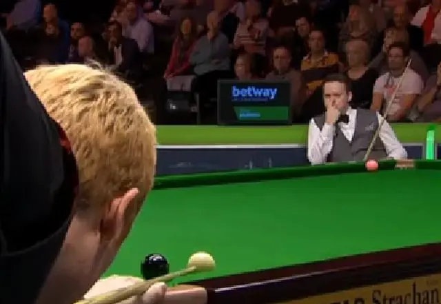 Момент из чемпионата по снукеру 2015