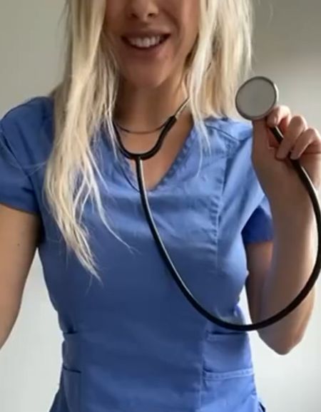 Голая медсестра