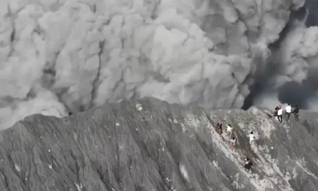 Любопытные туристы подошли слишком близко, чтобы посмотреть на извержение вулкана в Индонезии