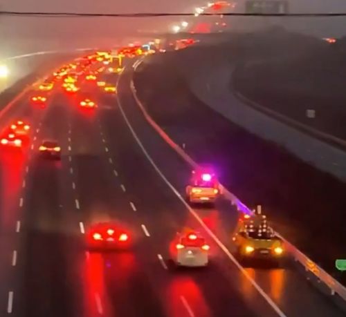 В Китае начали использовать лазерные указатели, чтобы водители не засыпали во время длительных и скучных ночных поездок⁠⁠