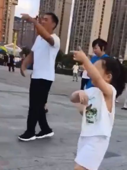 Танцуют все!