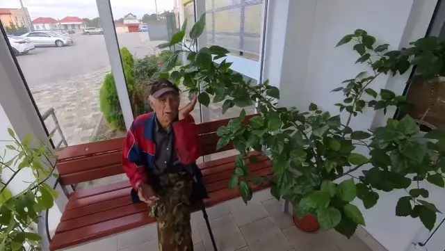 Помог дедушке дверь отрыть