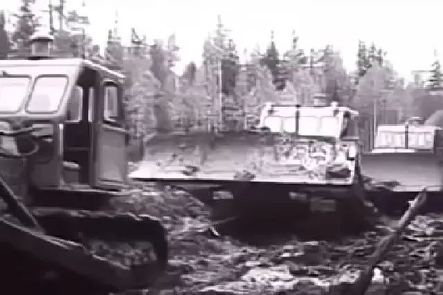 Люди из титана 1975г бочку тащат 4ре бульдозера⁠⁠