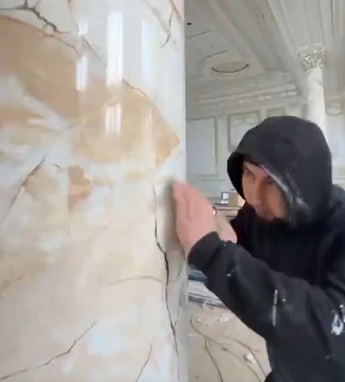 Цельномраморные колонны из неаполитанского мрамора...