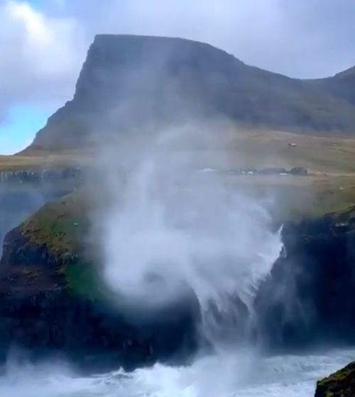 Водопад превращается в элегантный дождь
