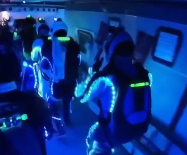 Парашютисты устроили огненное шоу