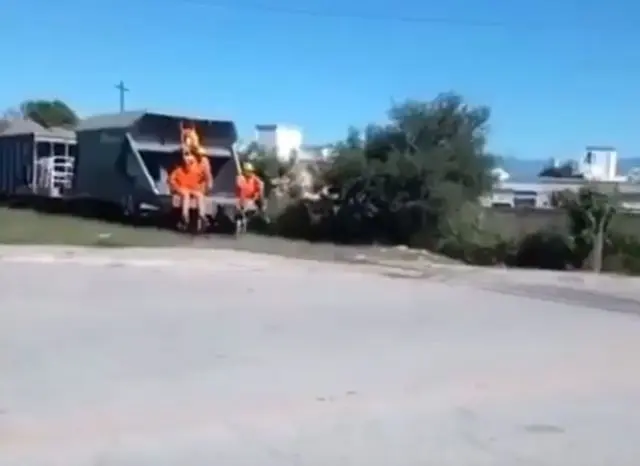 Несётся как угорелый⁠⁠