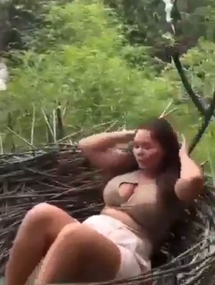 Скажи ей пусть успокоится, мы все смотрели, только на водопад⁠⁠