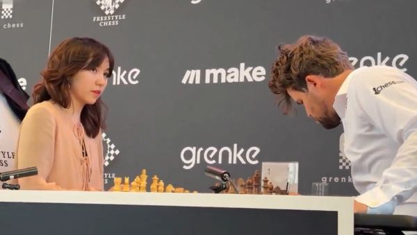 Магнус Карлсен пожаловался на юную казахстанскую шахматистку из-за селфи на турнире