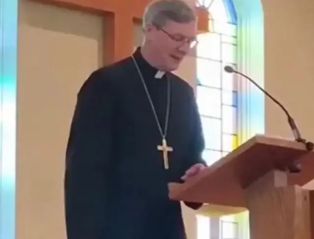 Можно ли гладить котика, пока читаешь проповедь? Нет, но можно читать проповедь, пока гладишь котика⁠⁠