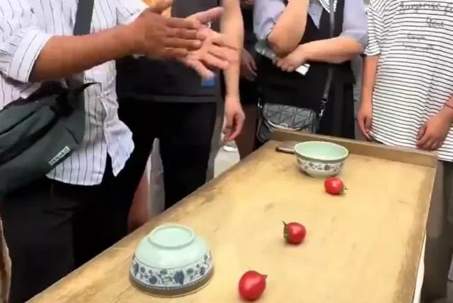 «Три бессмертных, возвращающихся в пещеру» (кит. , Sn Xin Gu Dng) — один из самых знаменитых и древних китайских фокусов⁠⁠