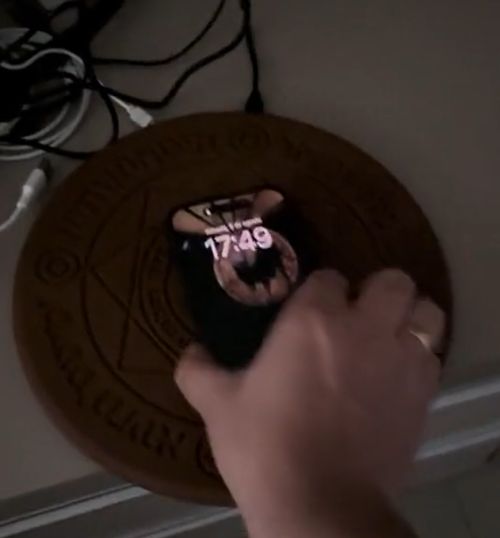 Поставил телефон на зарядку и случайно вызвал дьявола)⁠⁠