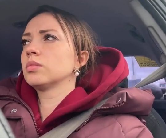 Девушка отказалась выезжать на встречку из-за подозрительной фуры на дороге