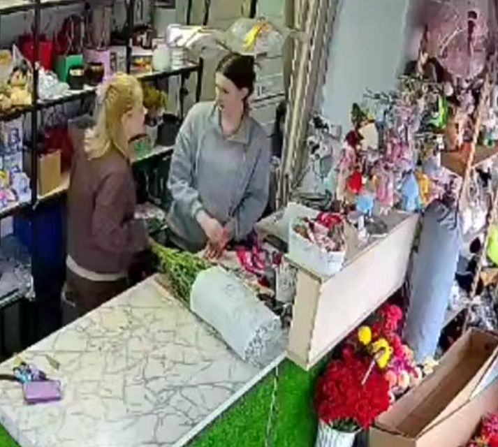 В Кузбассе хозяйка цветочного избила сотрудницу из-за букетов⁠⁠
