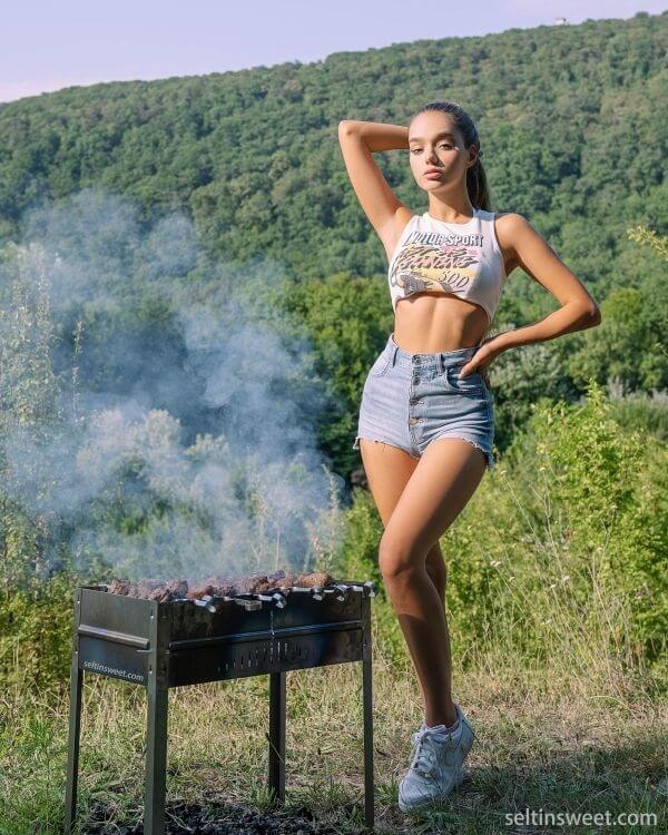 Seltin Sweety жарит шашлык