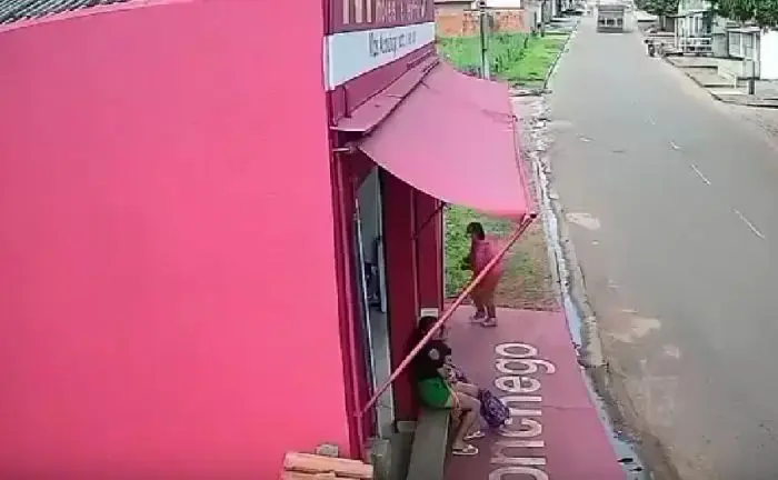 "О нет, в здание сейчас въедет прицеп, все срочно в здание!"⁠⁠