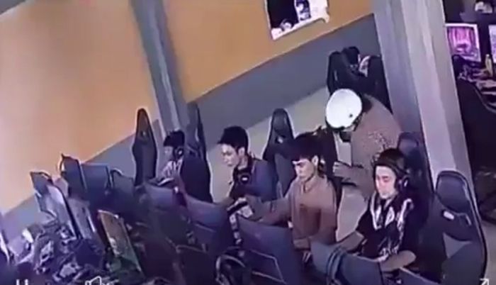 Бабушка в Китае перепутала внука в компьютерном клубе и случайно наказала чужого ребенка