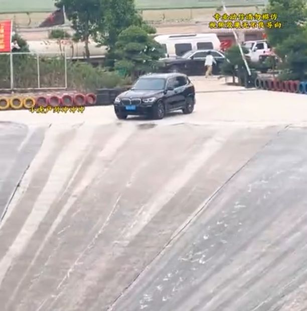 BMW X5 против мыльной воронки