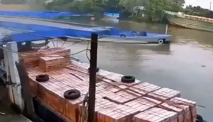 Перегруз на реке в Китае