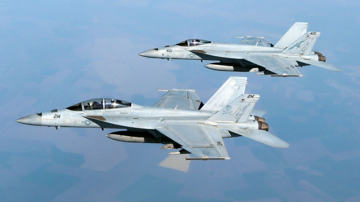 Два истребителя F18 столкнулись во время американского авиашоу