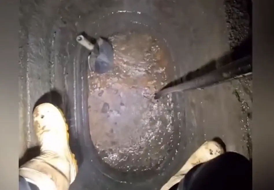 - Где так долго был? - На работе!