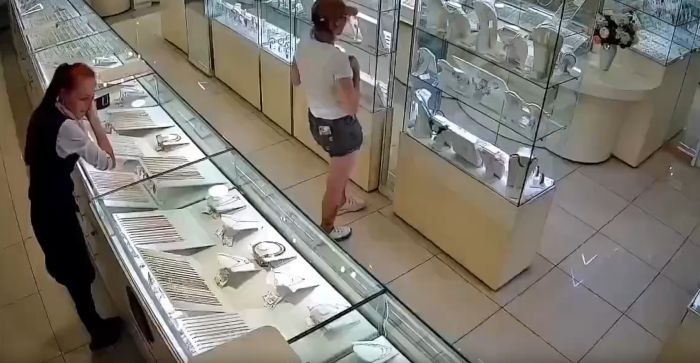 Ограбление на 2 миллиона в Уссурийске: налётчик с баллонным ключом попал на видео