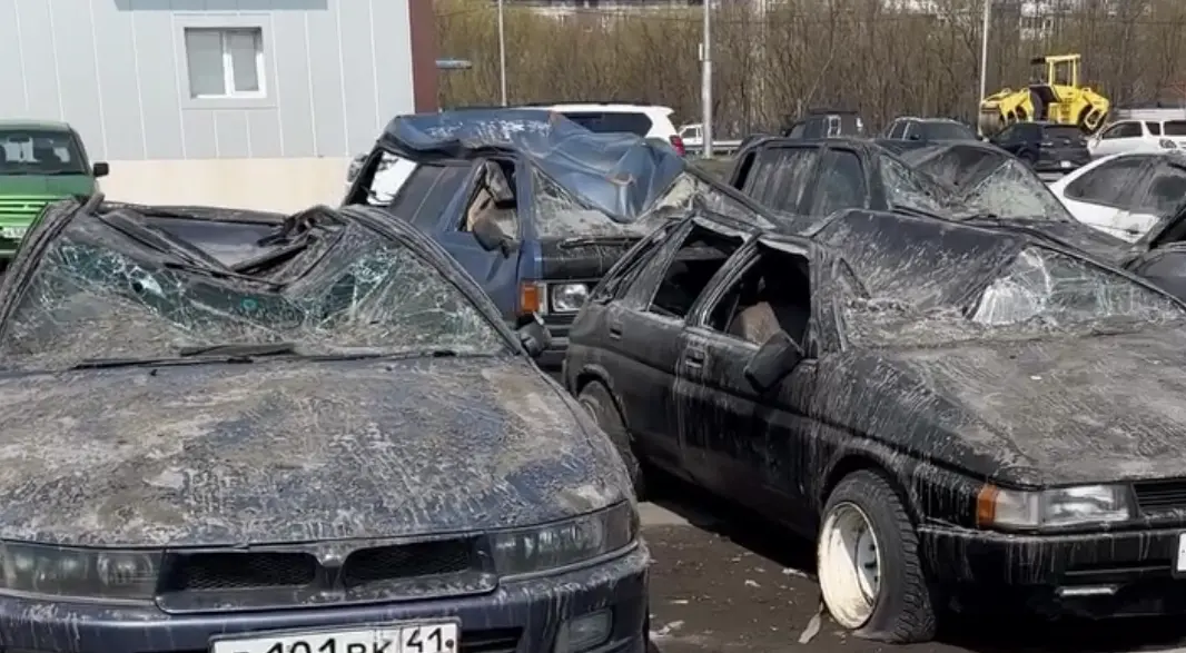 Последствия аномальной зимы на Камчатке: тающие сугробы обнажили погребенные машины