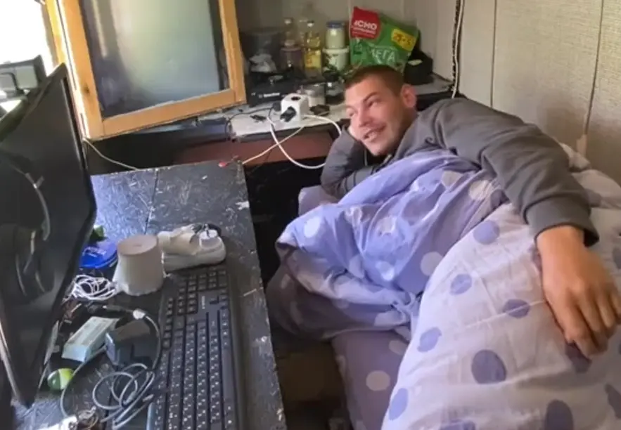 Мужик живёт в лесу⁠⁠
