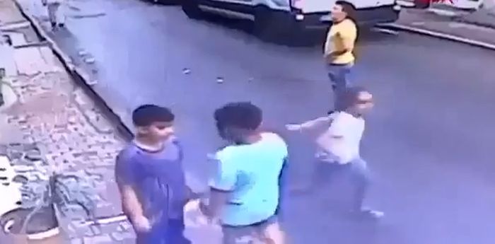 Секунда до трагедии: в Стамбуле 15-летний подросток на лету поймал выпавшую из окна малышку