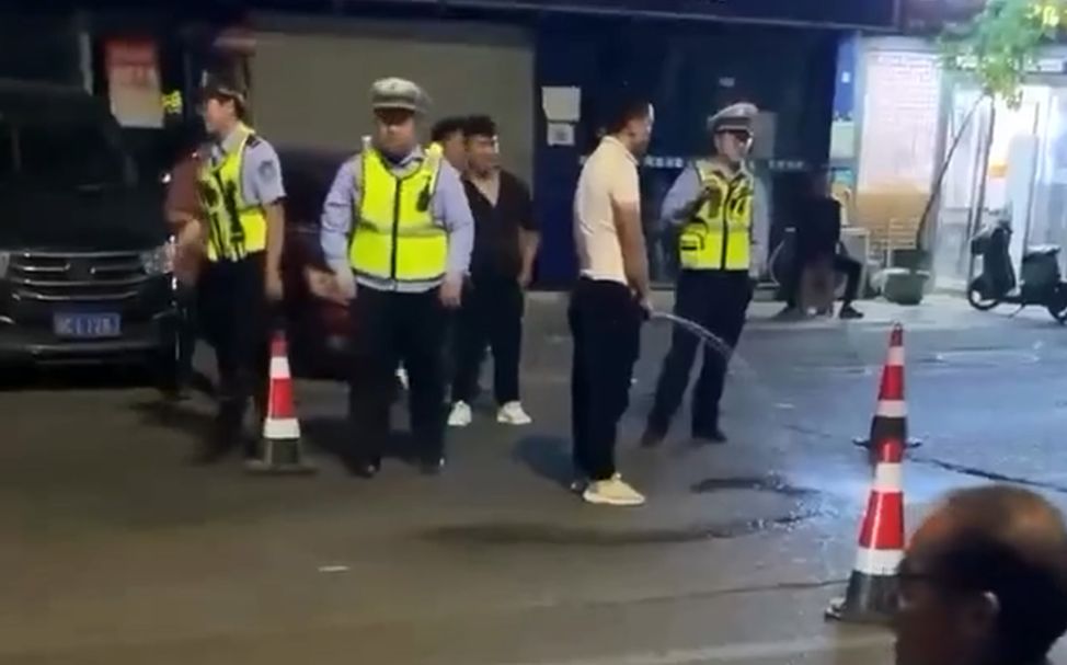 Вежливые китайские полицейские