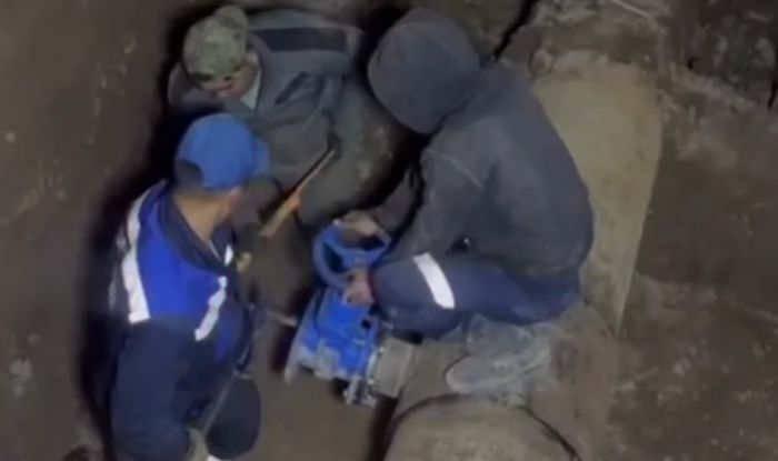 Хорошо, что мужик капюшон накинул, а то бы промок