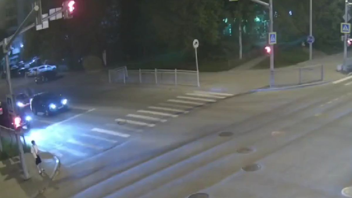 Жесткое столкновение мотоцикла и кроссовера в Екатеринбурге сняла камера наблюдения