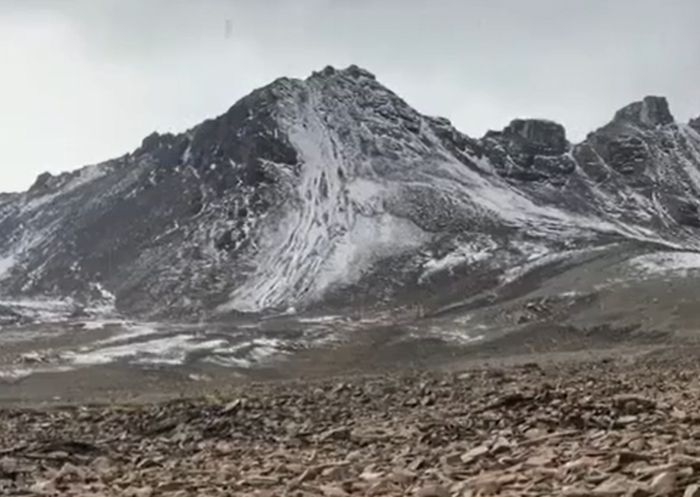 Град падающий на камни
