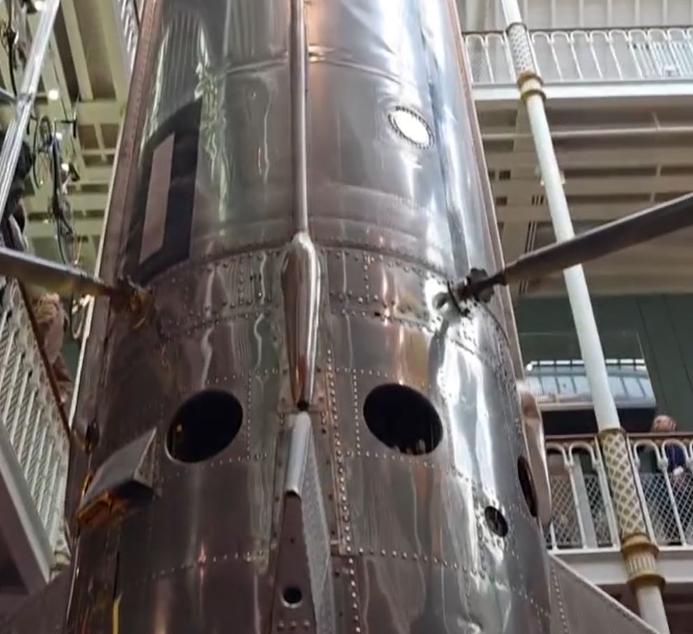 Сварщик из Польши пришел на выставку космической техники NASA...
