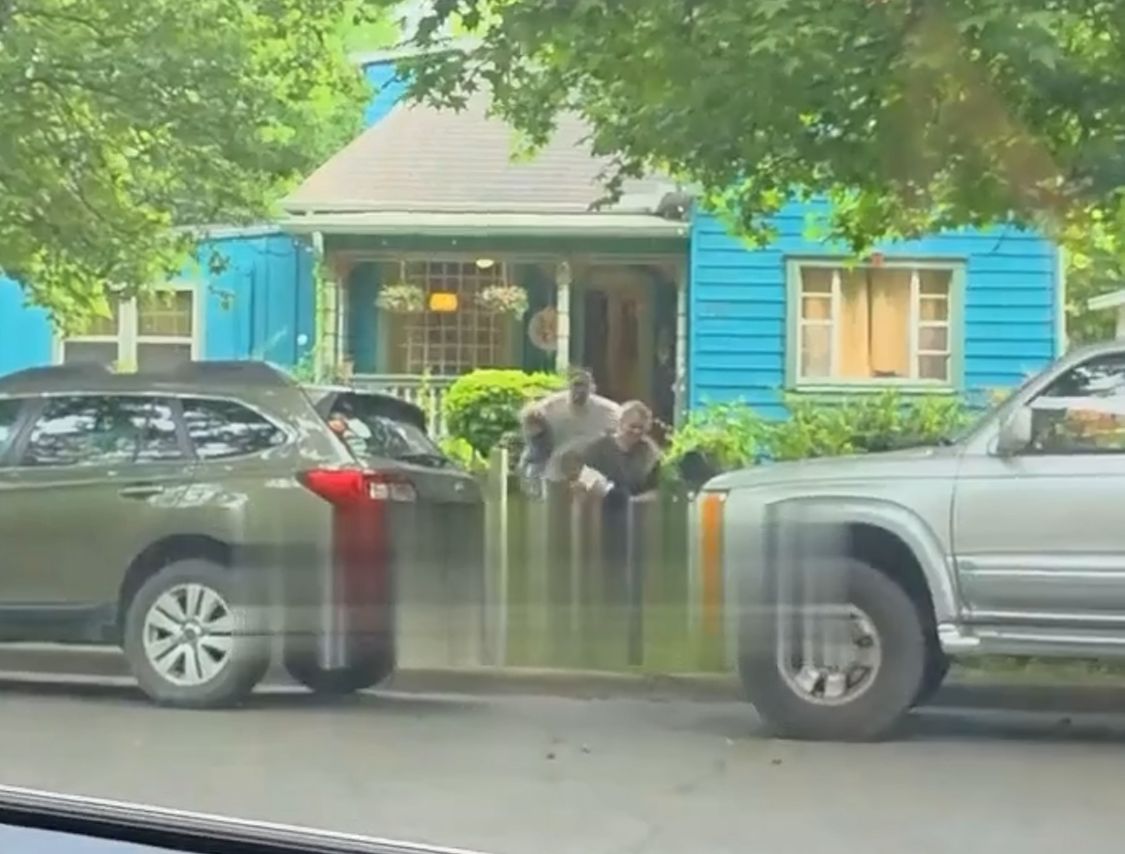Бабушка и дедушка возвращают внуков⁠⁠