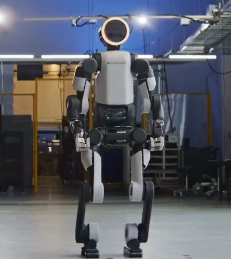 Робот от Boston Dynamics научился делать стойку на руках. Баланс и координация у железяки, конечно, мощные⁠⁠