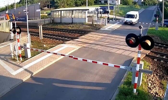 Горит красный. Шлагбаум открывается