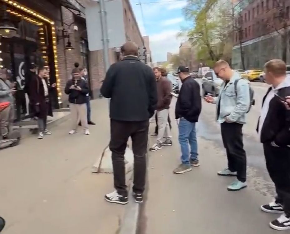 В одном из московских баров состоялась встреча, на которой собрались 300 Сергеев