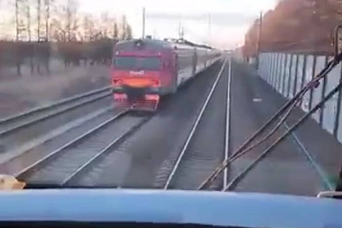 Машинист поезда обгоняет электричку⁠⁠